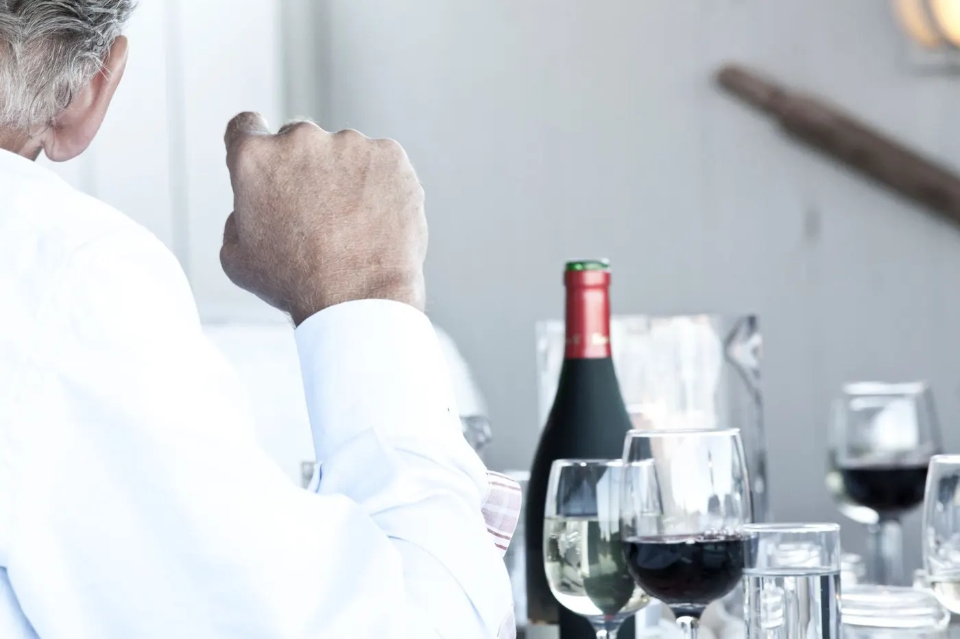 Calici di rosso a tavola